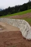 Granitsteinmauer-in-Beton